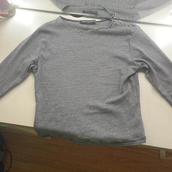 Brandy Melville long sleeve shirt only worn once - Picture 3 of 3